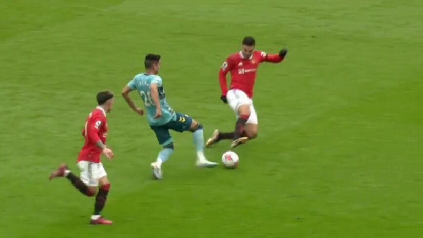 No se salvó del VAR: Casemiro es expulsado tras peligroso planchazo contra un rival en la Premier League