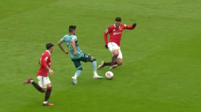 No se salvó del VAR: Casemiro es expulsado tras peligroso planchazo contra un rival en la Premier League