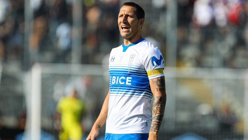 16 de Febrero del 2020/SANTIAGOLuciano Aued (C) reclama ,durante el partido valido por la cuarta fecha del campeonato AFP Plan Vital entre Colo Colo y Universidad Catolica, disputado en el Estadio Monumental.
FOTO:SEBASTIAN ORIA/AGENCIAUNO