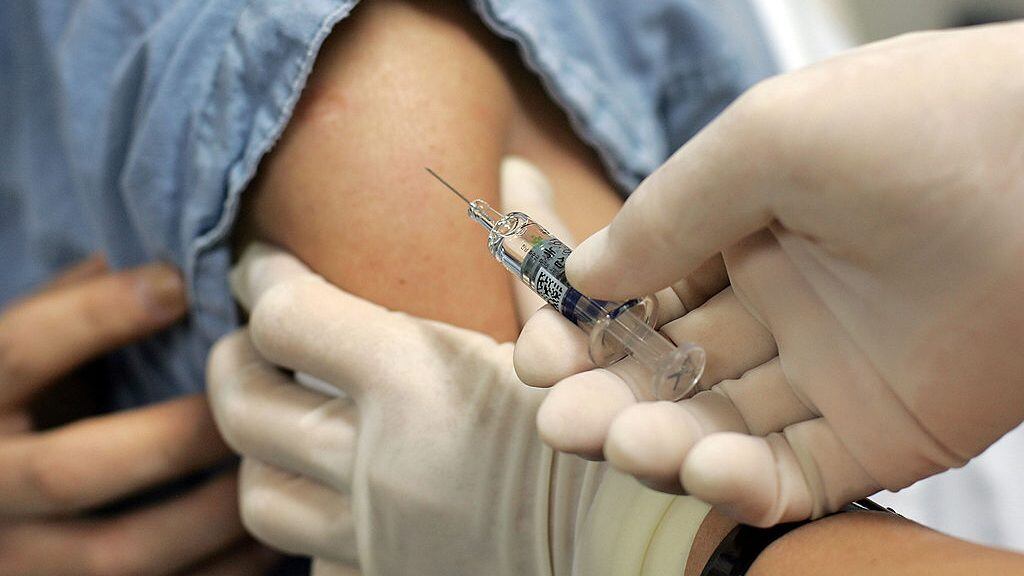 Trabajadores de la salud aplican vacuna contra la gripe en Corea del Sur