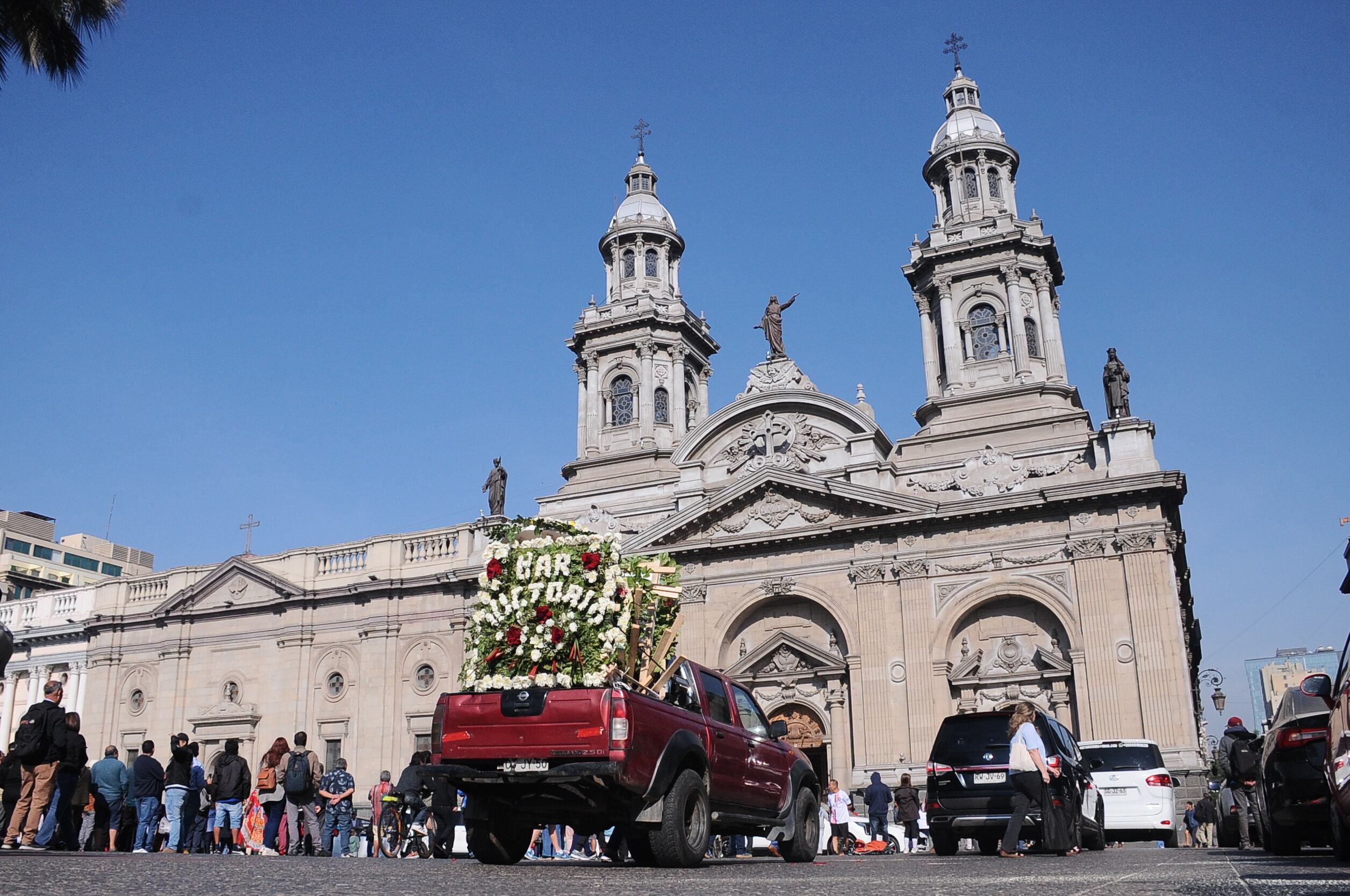28 DE MARZO DE 2025 / SANTIAGO
Último adiós a Tommy Rey, icónico vocalista de La Sonora de Tommy Rey, en una emotiva ceremonia en la Catedral de Santiago donde familiares, amigos y seguidores despidieron al querido artista y leyenda de la cumbia chilena.
FOTO: VICTOR HUENANTE / AGENCIAUNO
