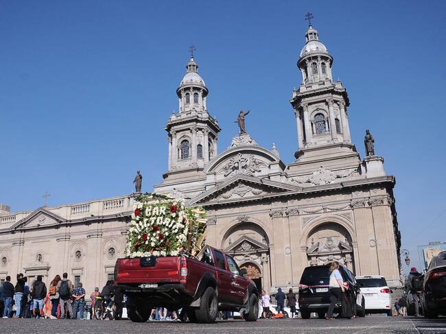 28 DE MARZO DE 2025 / SANTIAGO
Último adiós a Tommy Rey, icónico vocalista de La Sonora de Tommy Rey, en una emotiva ceremonia en la Catedral de Santiago donde familiares, amigos y seguidores despidieron al querido artista y leyenda de la cumbia chilena.
FOTO: VICTOR HUENANTE / AGENCIAUNO