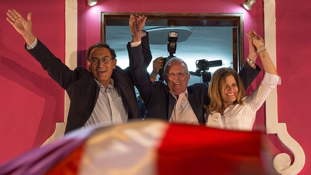 Martin Vizcarra, a la derecha; Pedro Pablo Kuczynski, al centro.