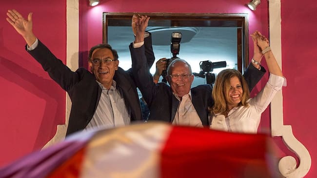 Martin Vizcarra, a la derecha; Pedro Pablo Kuczynski, al centro.