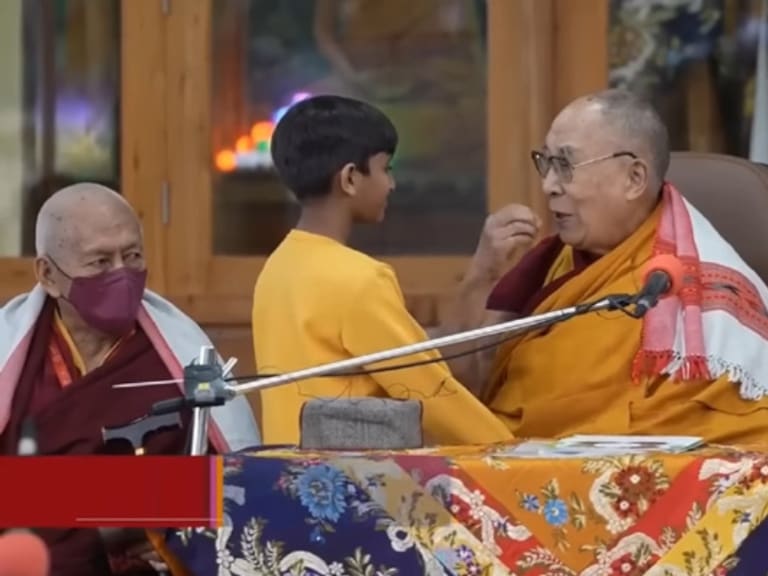 «Lamenta el incidente»: Dalai Lama se disculpa tras críticas por besar a niño en la boca y pedirle que le «chupe la lengua»