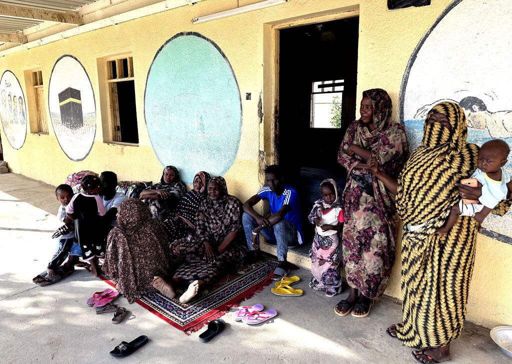 Un grupo de sudaneses desplazados internos por la guerra interna entre dos facciones del ejército, se refugian en la ciudad de Puerto Sudán.