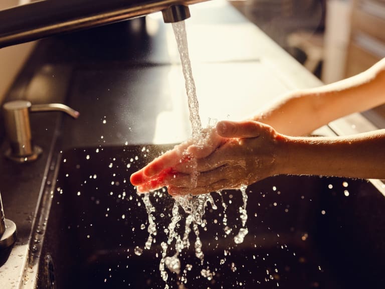 Por hasta 12 horas: Aguas Andinas confirma cortes de agua en Santiago para este martes 26 de mayo en 3 comunas