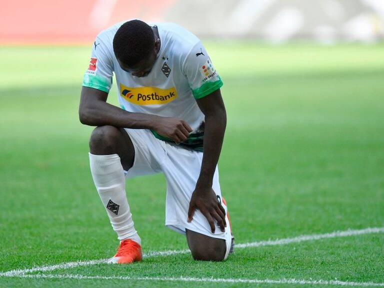 Jugador de la Bundesliga realizó emotivo homenaje a George Floyd