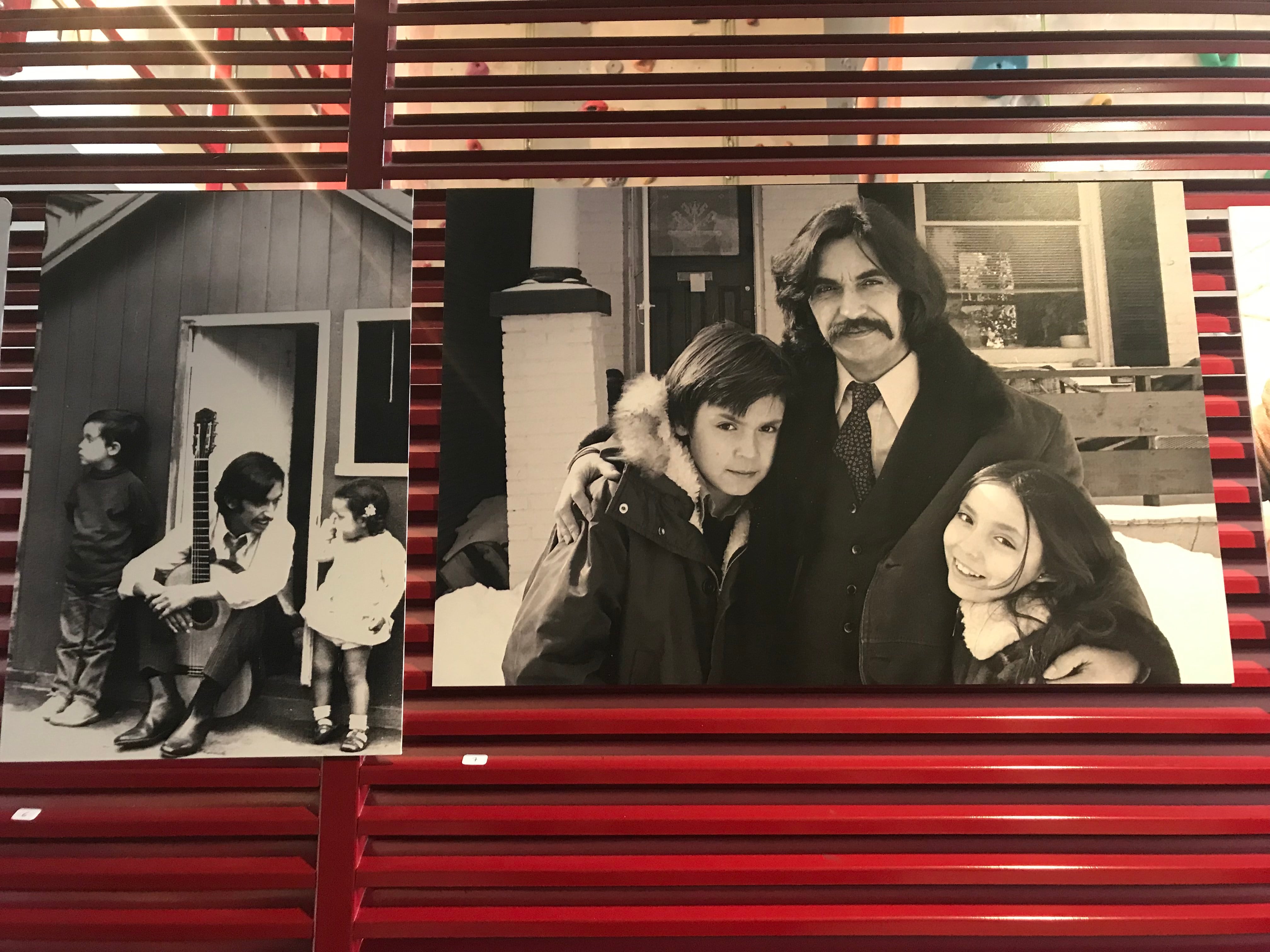 Una fotografía de Ángel Parra y sus hijos en el Centro Cultural que lleva su nombre en París. Foto: Archivo – Agencia Uno