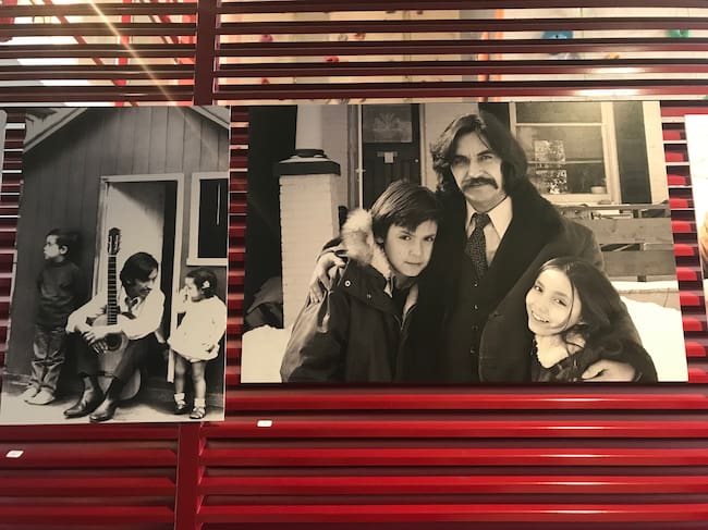 Una fotografía de Ángel Parra y sus hijos en el Centro Cultural que lleva su nombre en París. Foto: Archivo – Agencia Uno