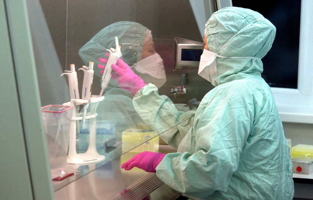 Una trabajadora realiza investigación en un laboratorio de Leópolis