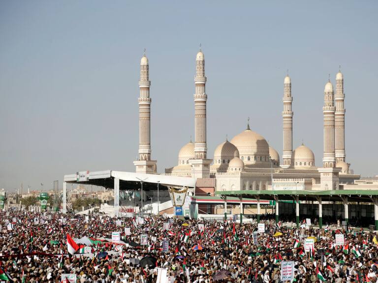 Cientos de miles de yemeníes salieron a las calles de Saná en apoyo a la causa palestina y en rechazo a los ataques armados de EEUU y Reino Unido.