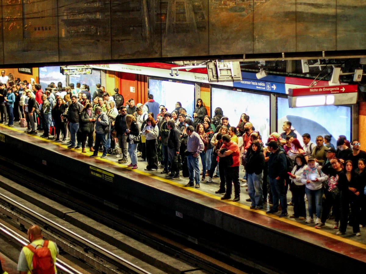 “Nos quebró a todos cuando habló la conductora”: pasajera relata angustiante momento en Metro tras cierre estaciones por persona en las vías