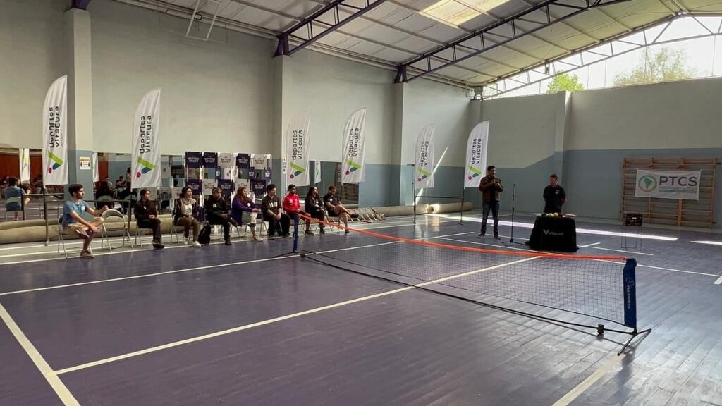 Entrenador argentino dirige clínica de tenis para personas ciegas en Vitacura