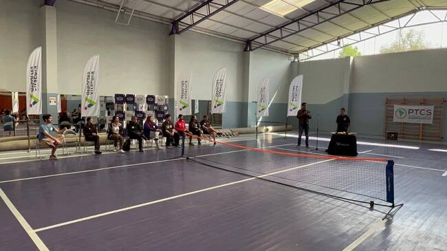 Entrenador argentino dirige clínica de tenis para personas ciegas en Vitacura