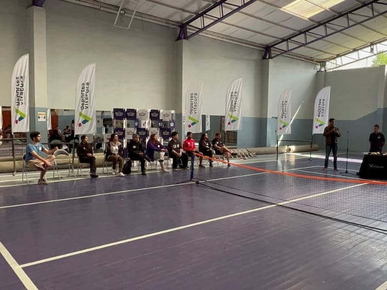 Entrenador argentino dirige clínica de tenis para personas ciegas en Vitacura