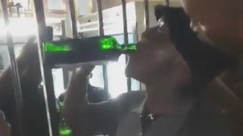 Hombre bebiendo Jägermeister