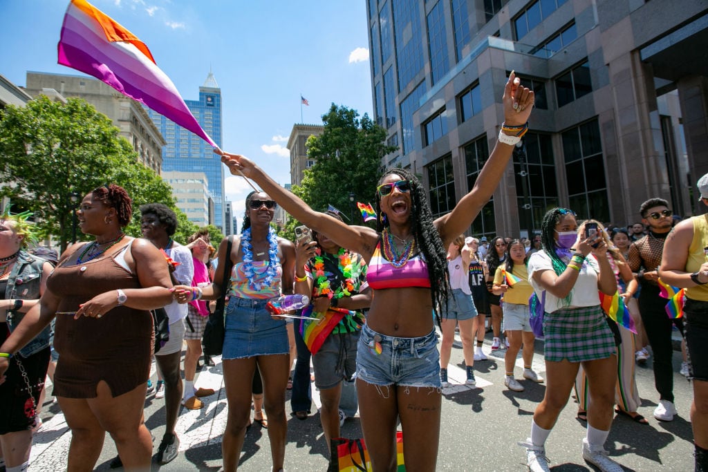 Marcha por el orgullo LGBTQ en Carolina del Norte de Estados Unidos