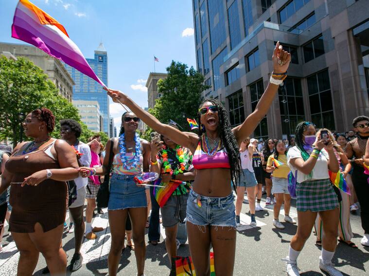 Marcha por el orgullo LGBTQ en Carolina del Norte de Estados Unidos