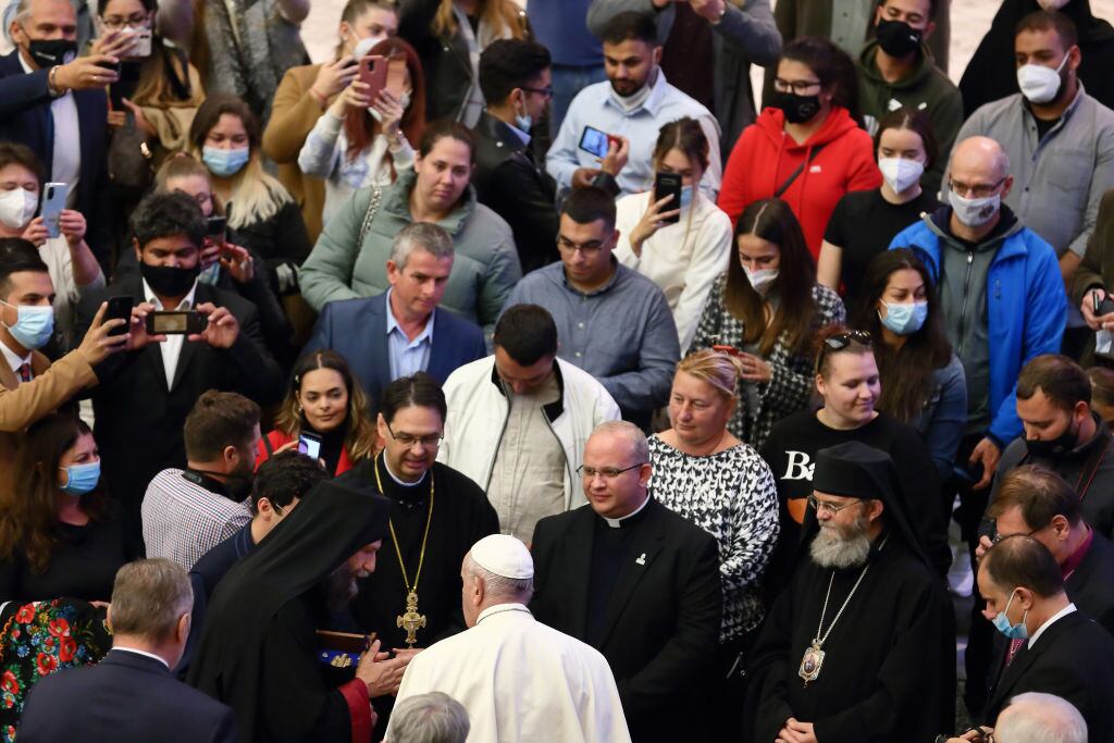 El argentino Jorge Bergoglio rodeado de personas en el Vaticano