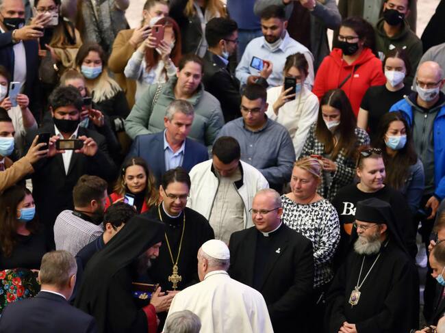 El argentino Jorge Bergoglio rodeado de personas en el Vaticano