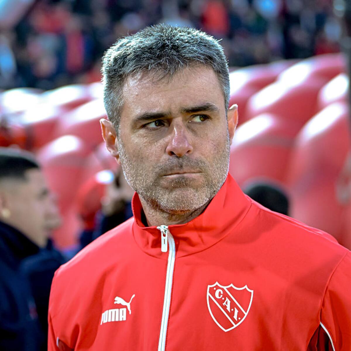 “Hay que hacer trampa... meter un gol con la mano”: DT de Independiente advierte a la U por revancha de Sudamericana
