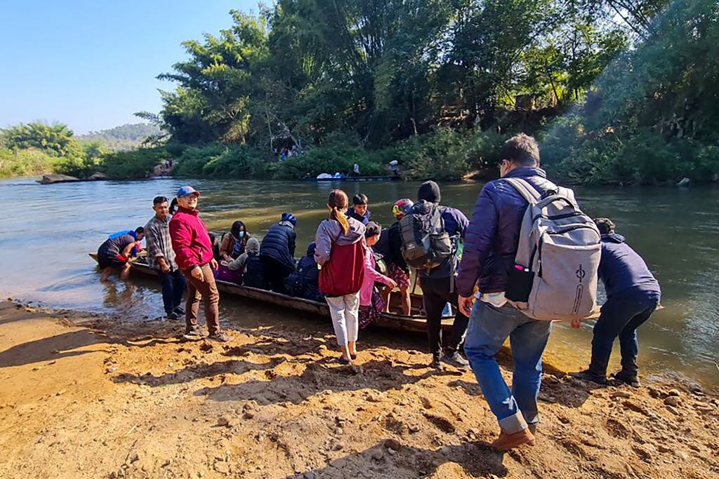 Personas intentan huir de Myanmar en medio de la represión de los militares