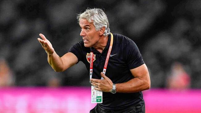 This photo taken on October 26, 2019 shows Shenzhen FC head coach Roberto Donadoni gesturing during the Chinese Super League (CSL) football match between Shenzhen FC and Wuhan Zall FC in Shenzhen in China's southern Guangdong province. - Roberto Donadoni would rather focus on his coaching job in China but instead the AC Milan legend's thoughts are consumed by the suffering coronavirus has brought to his hometown in northern Italy. (Photo by STR / AFP) / China OUT / TO GO WITH FBL-ASIA-CHN-DONADONI-ITA-HEALTH-VIRUS-ITALY BY PETER STEBBINGS (Photo by STR/AFP via Getty Images)