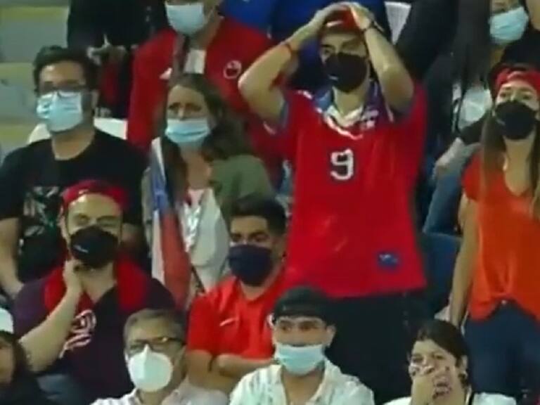 Desolación y rabia: Hinchas reaccionaron impactados a la expulsión y lágrimas de Arturo Vidal