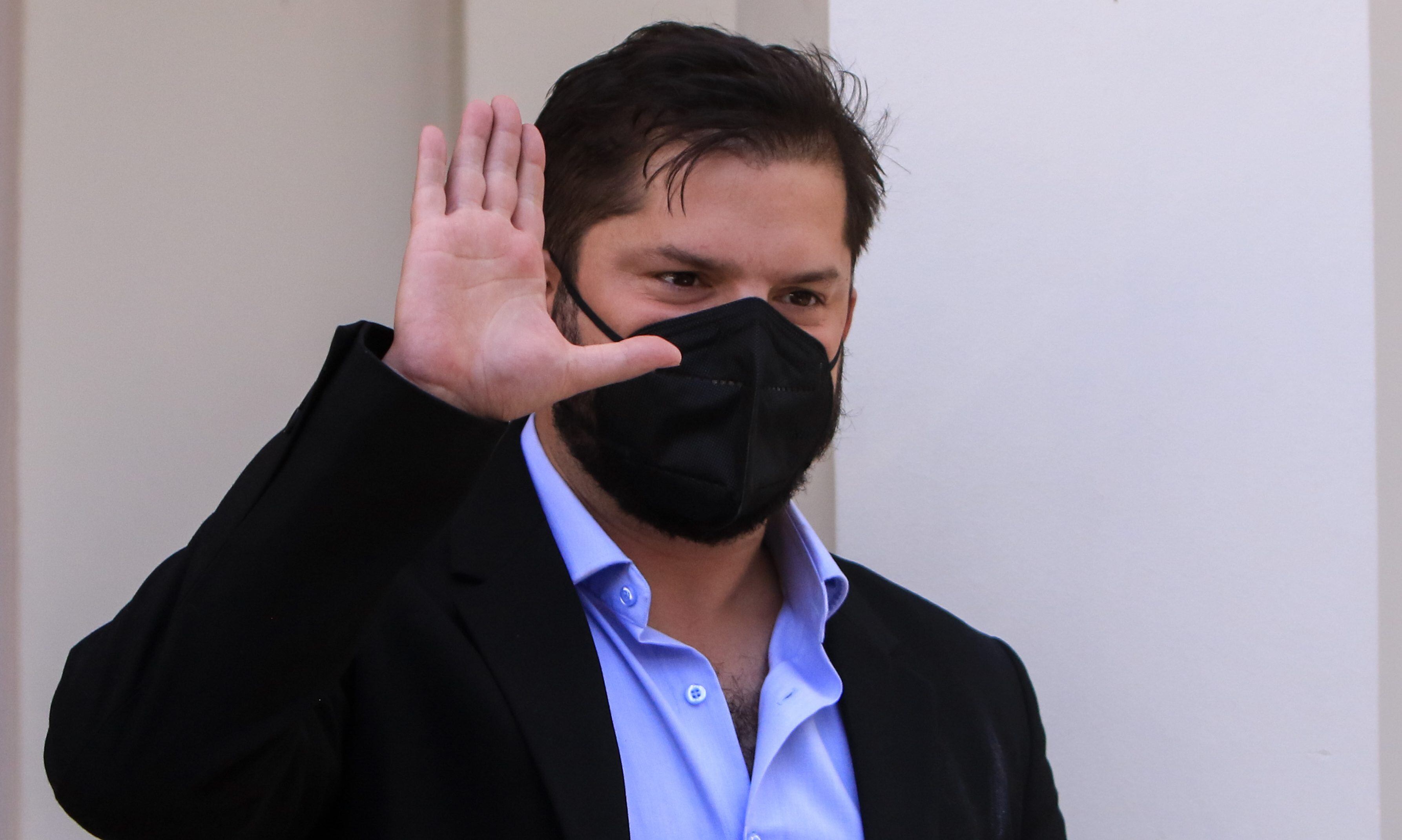 Presentan pin de Gabriel Boric | Agencia Uno