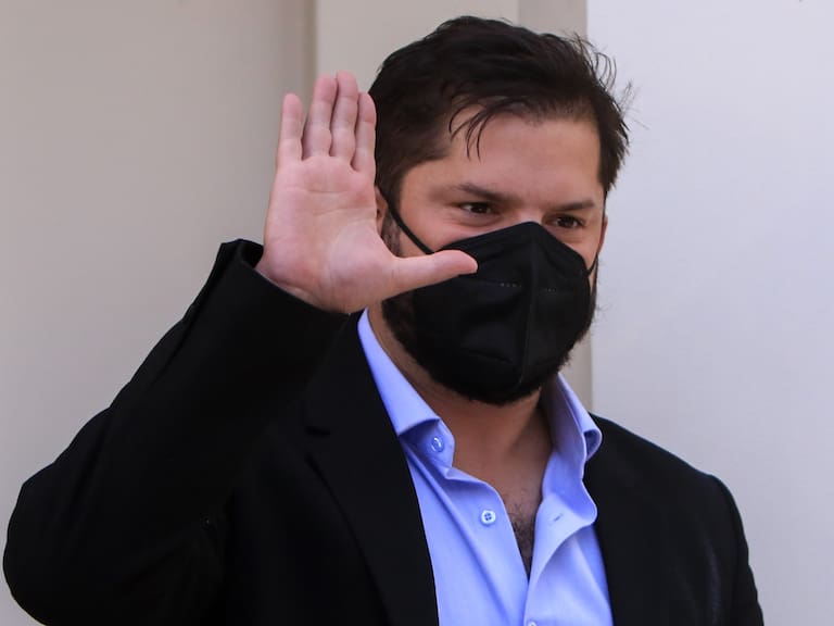 Presentan pin de Gabriel Boric | Agencia Uno