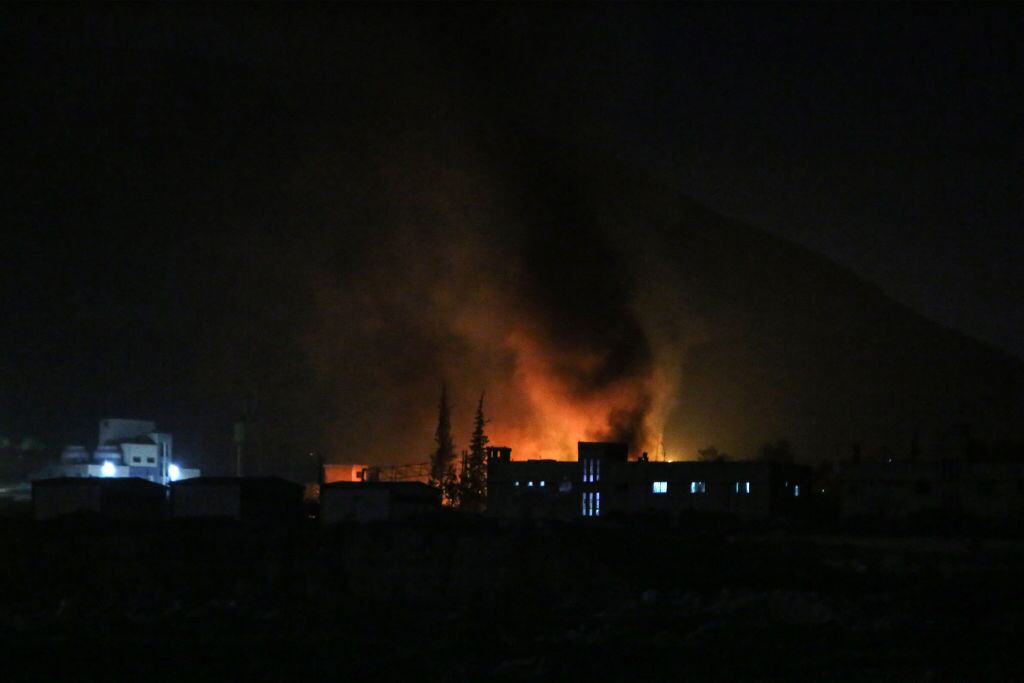 El humo y el fuego se observa en la ciudad de Damasco luego de un nuevo ataque aéreo de Israel sobre el territorio de Siria