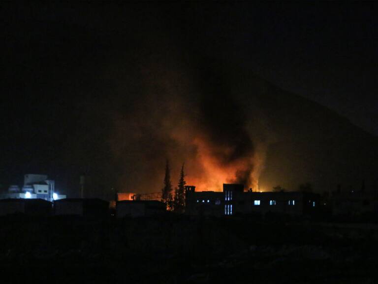 El humo y el fuego se observa en la ciudad de Damasco luego de un nuevo ataque aéreo de Israel sobre el territorio de Siria