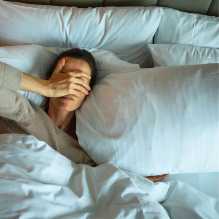 “Es lo peor que puedes hacer si quieres descansar”: experto en sueño revela el error que se comete al dormir