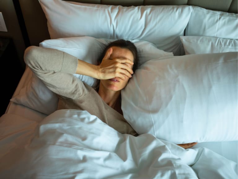 “Es lo peor que puedes hacer si quieres descansar”: experto en sueño revela el error que se comete al dormir