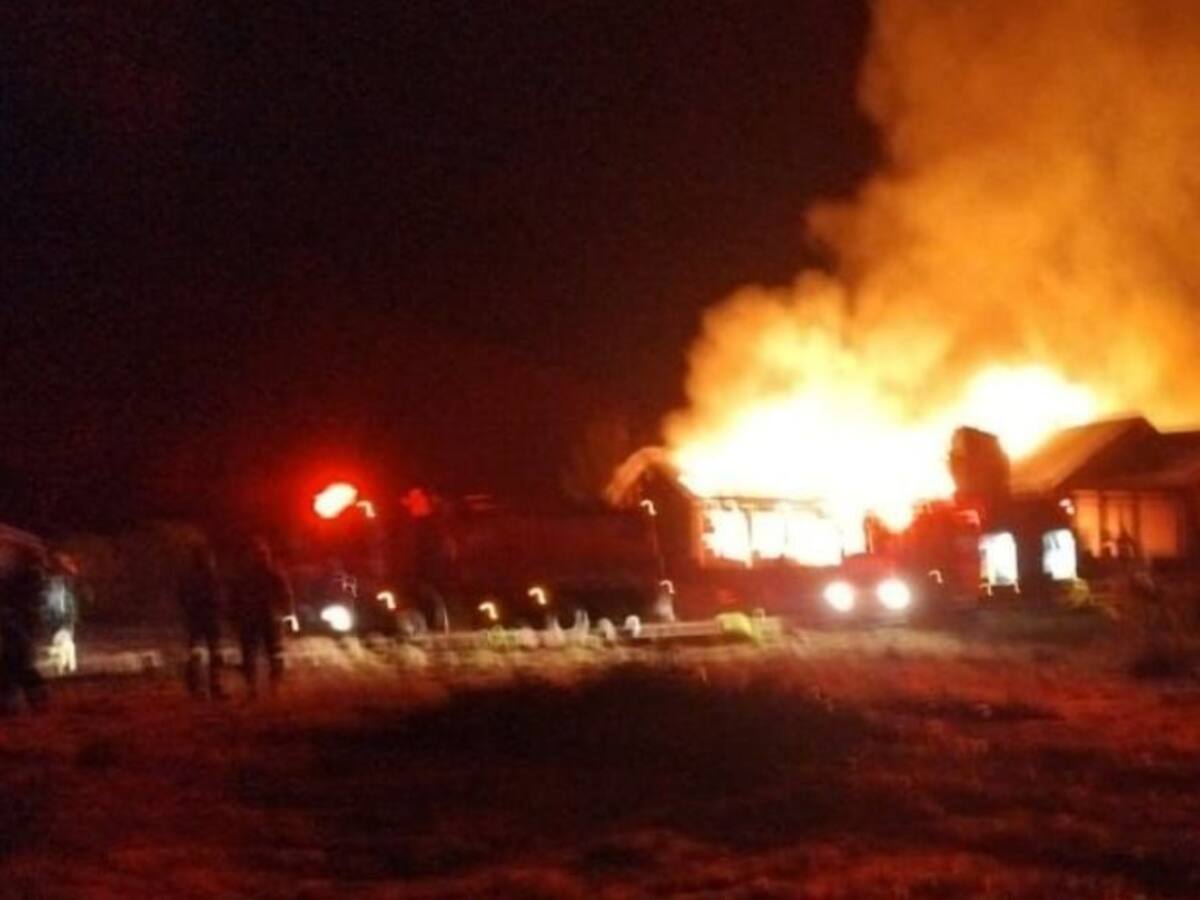 Ataque incendiario en Cañete: desconocidos queman centro de eventos
