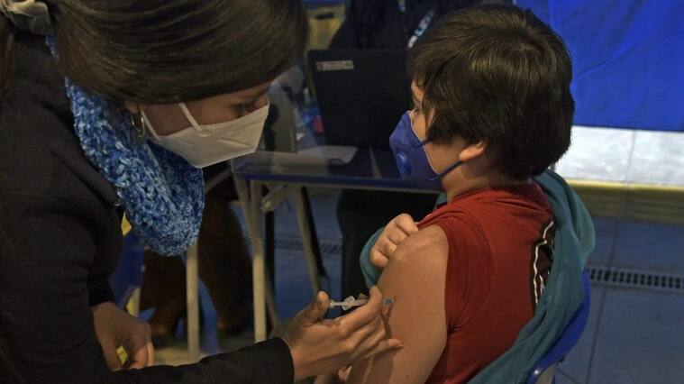 22 de Junio de 2021 / IQUIQUEPrimeros adolescentes de entre 12 y 17 años (con comorbilidades específicas) fueron inoculados con dosis para Covid-19, en el vacunatorio instalado en el estadio Tierra de Campeones.
FOTO: CRISTIAN VIVERO BOORNES/AGENCIAUNO