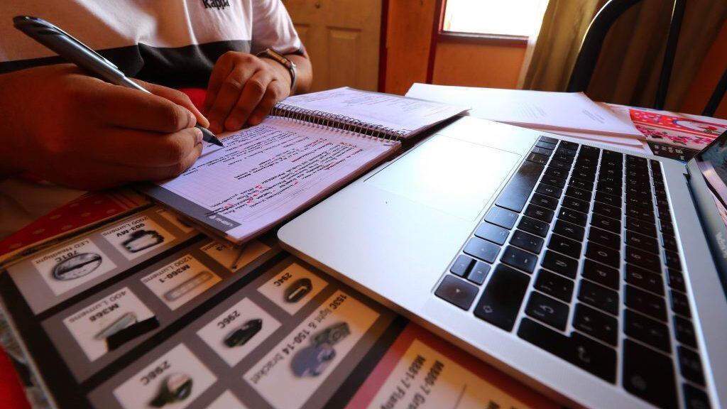 27 DE MAYO 2020/SANTIAGOAlumno universitario tomando apuntes en su clase online , durante la cuarentena regional debido a la pandemia COVID-19 que afecta al país
FOTO CAMILO ALFARO/AGENCIA UNO