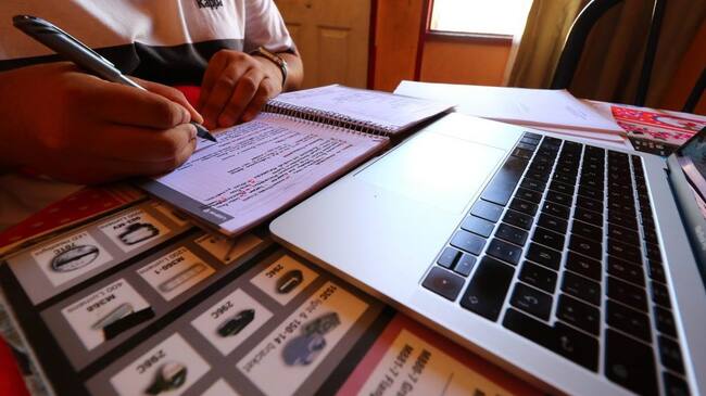 27 DE MAYO 2020/SANTIAGOAlumno universitario tomando apuntes en su clase online , durante la cuarentena regional debido a la pandemia COVID-19 que afecta al país
FOTO CAMILO ALFARO/AGENCIA UNO