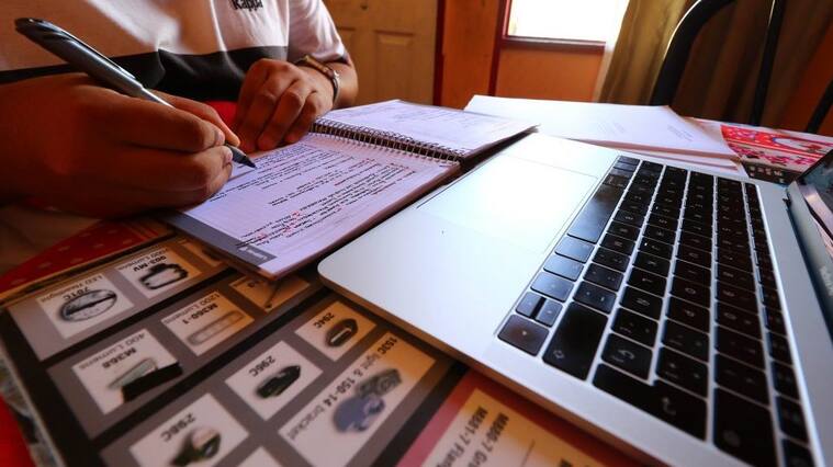 27 DE MAYO 2020/SANTIAGOAlumno universitario tomando apuntes en su clase online , durante la cuarentena regional debido a la pandemia COVID-19 que afecta al país
FOTO CAMILO ALFARO/AGENCIA UNO