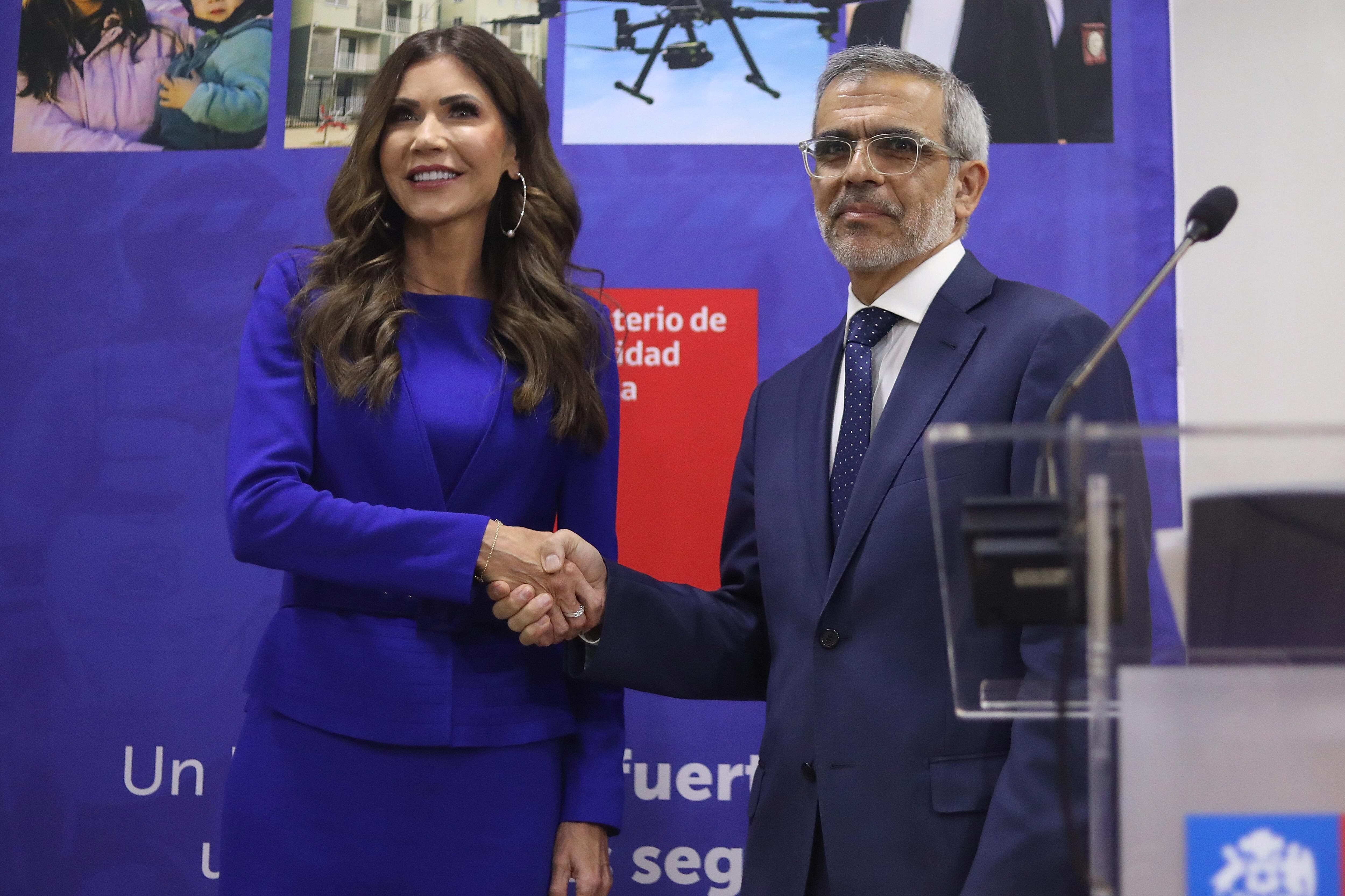 30 de julio de 2025/SANTIAGO
El ministro de Seguridad Pública, Luis Cordero, junto a la secretaria de Seguridad Nacional de los Estados Unidos, Kristi Noem, sostiene reunión ampliada junto a autoridades que integran las delegaciones de ambos países.
FOTO: SEBASTIAN BELTRAN GAETE / AGENCIAUNO