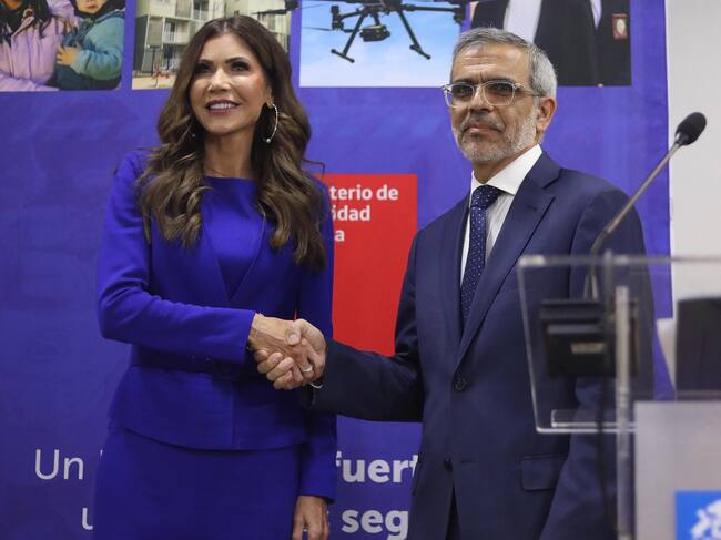 30 de julio de 2025/SANTIAGO
El ministro de Seguridad Pública, Luis Cordero, junto a la secretaria de Seguridad Nacional de los Estados Unidos, Kristi Noem, sostiene reunión ampliada junto a autoridades que integran las delegaciones de ambos países.
FOTO: SEBASTIAN BELTRAN GAETE / AGENCIAUNO