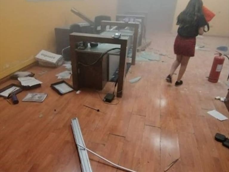 Desconocidos ingresaron a edificio de El Mercurio de Antofagasta y destruyeron su mobiliario
