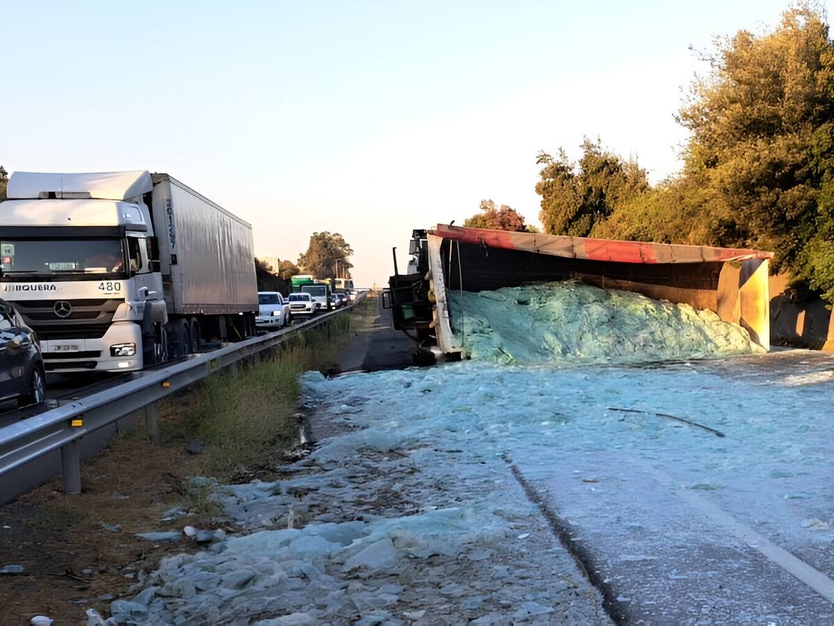 Dos personas fallecidas deja accidente entre motocicleta y camión en Camarico, región del Maule
