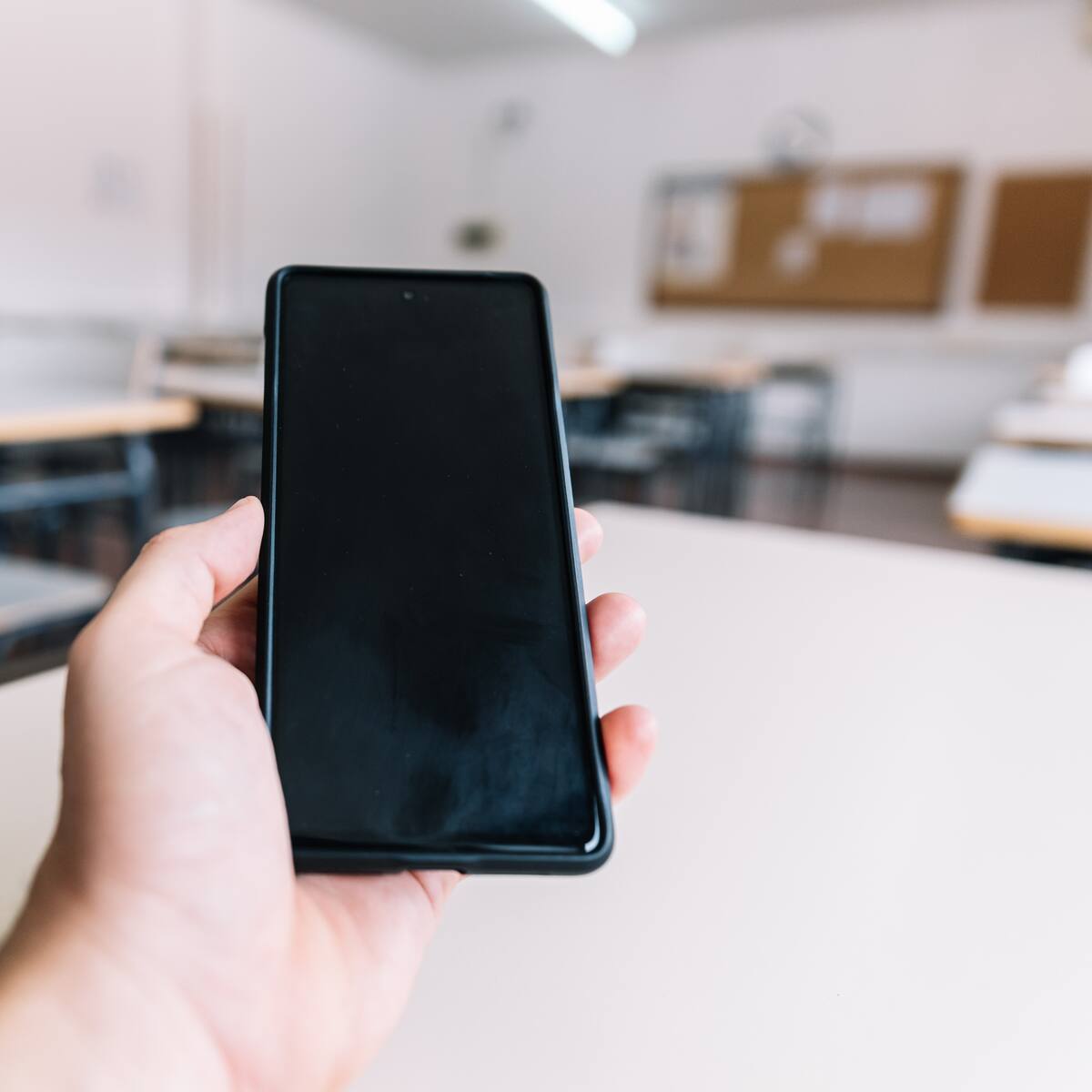 Prohibición de celulares en colegios: ¿Es legal que revisen la mochila para quitarlos? Esto dice la ley