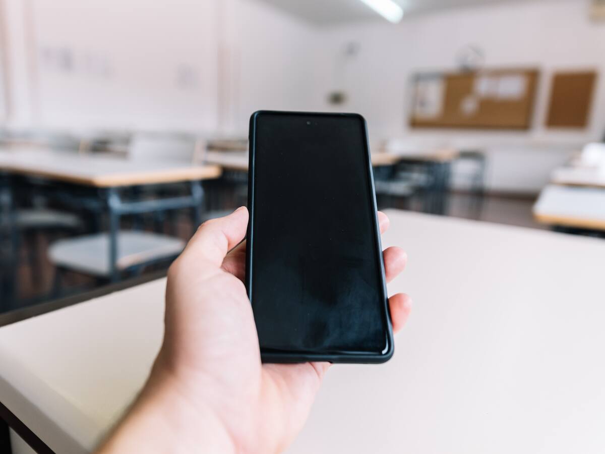 “El problema no es el celular”: experta explica por qué prohibirlos en clases no mejora automáticamente las notas