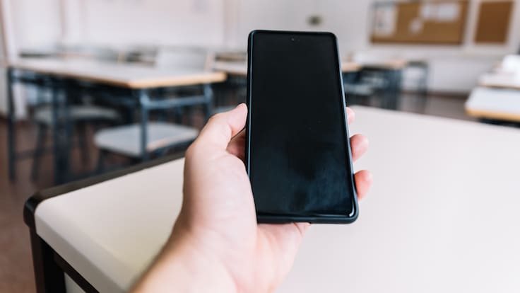 “El problema no es el celular”: experta explica por qué prohibirlos en clases no mejora automáticamente las notas