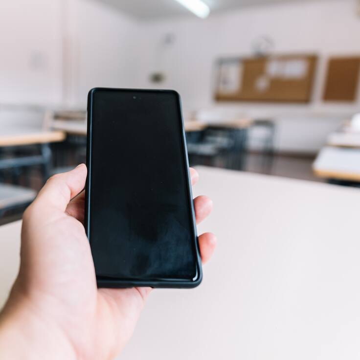 Prohibición de celulares en colegios: ¿Es legal que revisen la mochila para quitarlos? Esto dice la ley