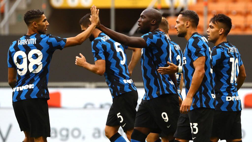 MILAN, ITALY - SEPTEMBER 19: Romelu Lukaku #9 of FC Internazionale celebrates with his team-mate Achraf Hakimi (L) after scoring the opening goal during the friendly match between FC Internazionale and SC Pisa at Stadio Giuseppe Meazza on September 19, 2020 in Milan, Italy. (Photo by Marco Luzzani/Getty Images)