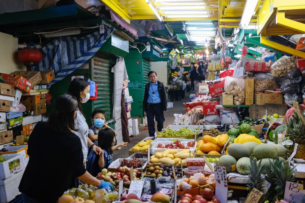Los ciudadanos chinos regresan a un mercado de alimentos en Hong Kong